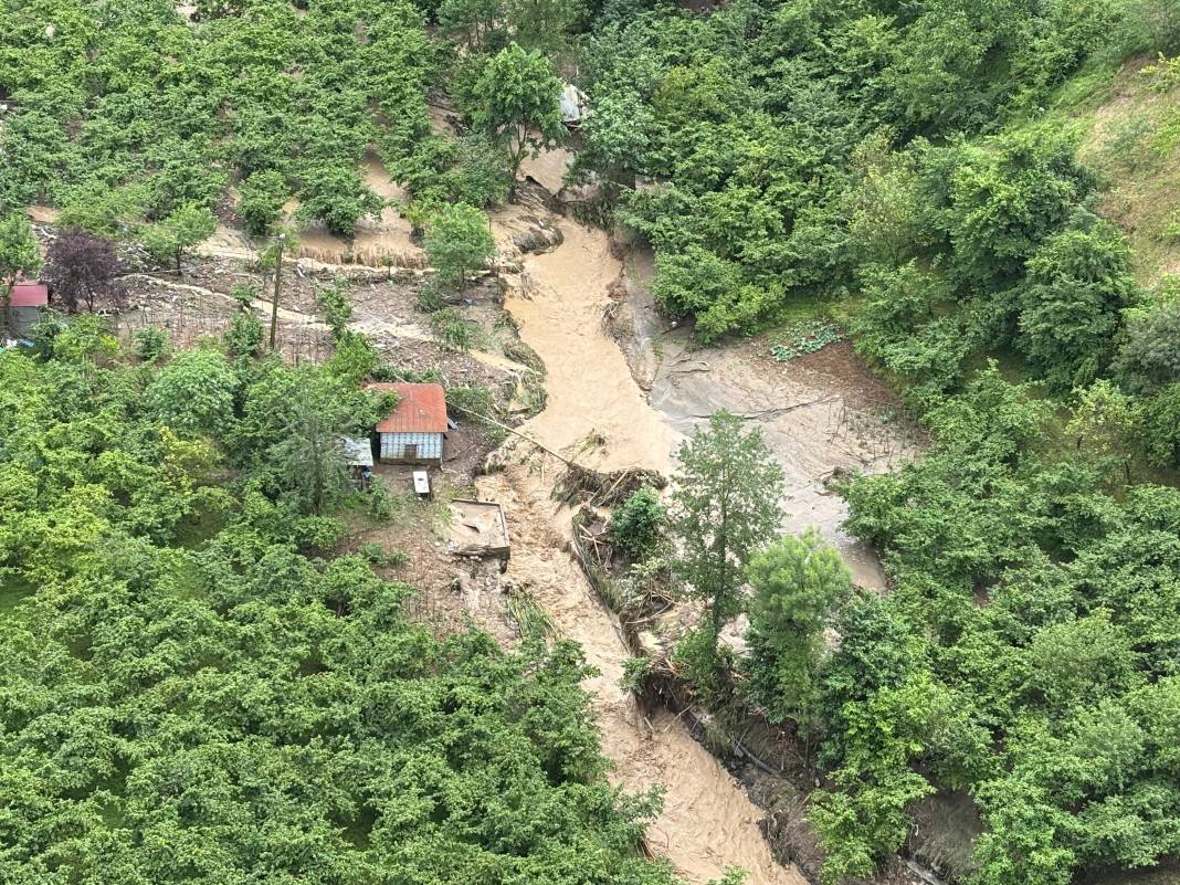 Sel suları Trabzon’u vurdu! Toklu deresi taştı, eski devlet sahil yolu Venedik’e döndü 42